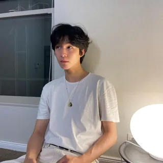 맑을 땐 흰바지로 고☀️⁠ 이미지