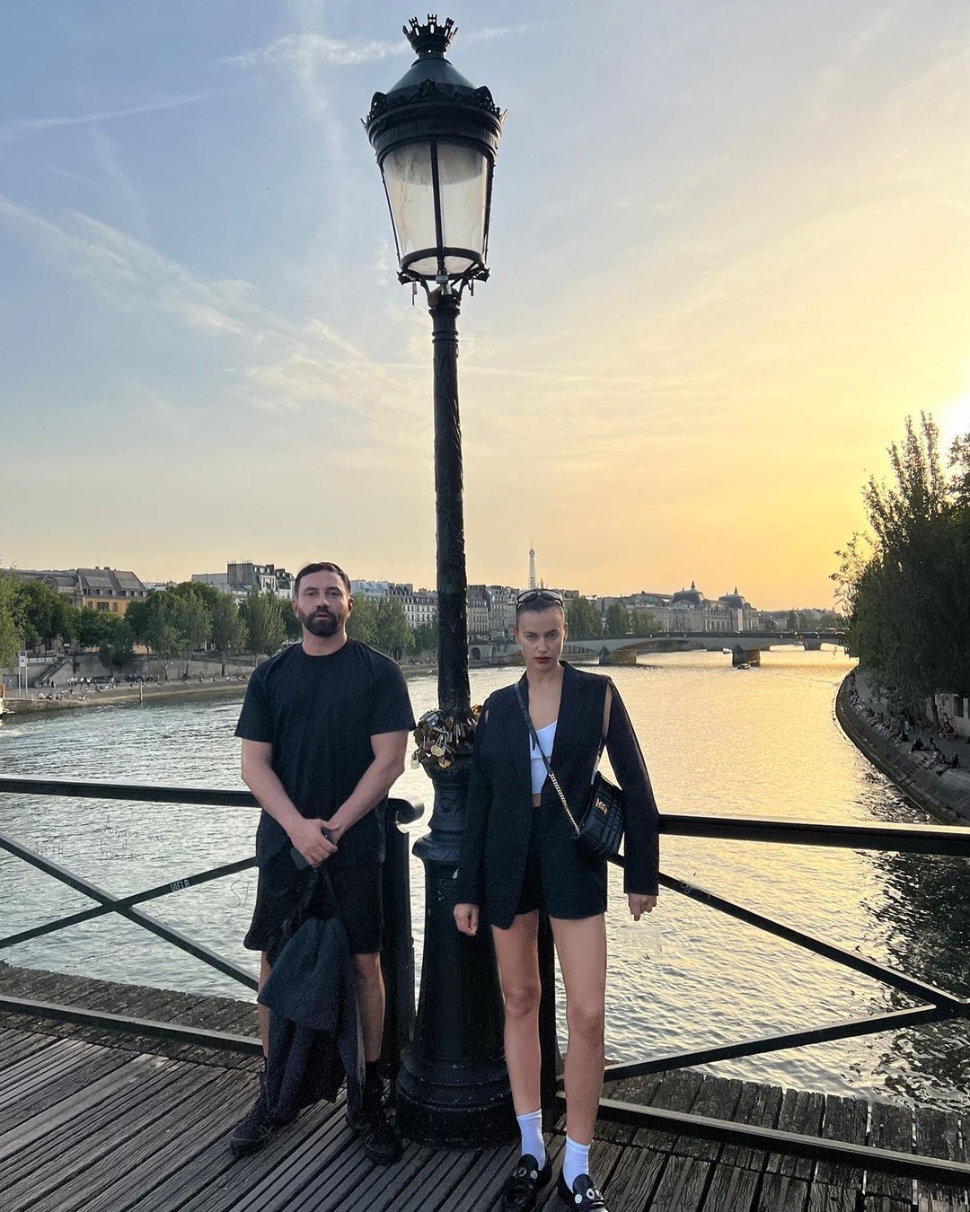 리카르도 티시, 나이키와 협업?👟✅⁠
⁠
작년 봄 컬렉션을 마지막으로 버버리의 크리에이티브 디렉터에서 사임한 리카르도 티시가 나이키와 협업을 준비 중이라는 소식입니다. 미국의 스트리트 컬쳐 매거진 컴플렉스에 따르면 리카르도 티시와 나이키의 협업 컬렉션이 2025년 봄 시즌 출시를 계획하고 있으며, 해당 컬렉션에는 다수 의류 제품과 나이키 샥스 TL 제품이 포함될 예정이라고 하는데요. 이전부터 에어 포스 1, 덩크, 에어 맥스 97등 여러 협업을 진행했으나 2018년 이후로는 협업 소식이 없었던 만큼 오랜만의 협업 소식에 스니커헤드의 관심이 집중되고 있습니다.🔥⁠ 이미지8