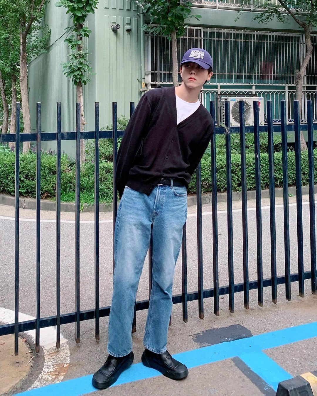 무난하게 검정 가디건 입기☕️⁠ 이미지