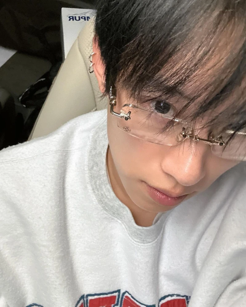 김성철은 요즘 안경홀릭🧑🏫 이미지1
