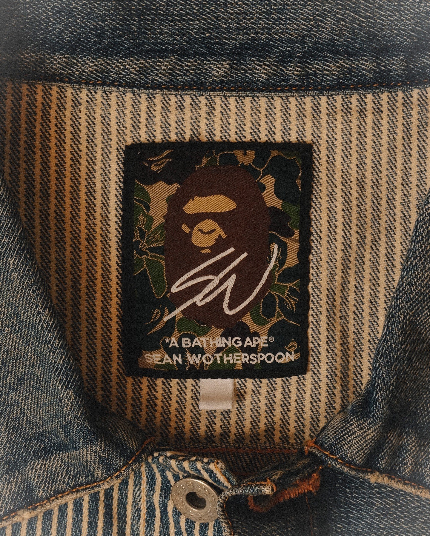 션 우더스푼맛 베이프🦧🎨⁠
⁠
나이키, 아디다스, 베스파 등 다양한 브랜드와 협업하며 알록달록한 색감을 뽐내는 션 우더스푼이 베이프와의 협업을 예고했습니다. 션 우더스푼은 인스타그램에 자신의 이름이 포함된 베이프의 데님재킷 내부 탭 사진을 게시하며 협업 컬렉션이 발매될 것임을 알렸는데요. 'Hidden Gems'로 명명된 이번 협업 컬렉션에는 협업 베이프 카모, 데님재킷과 플란넬, 리버시블 티셔츠 등 다양한 제품이 포함될 예정입니다.🌴⁠ 이미지