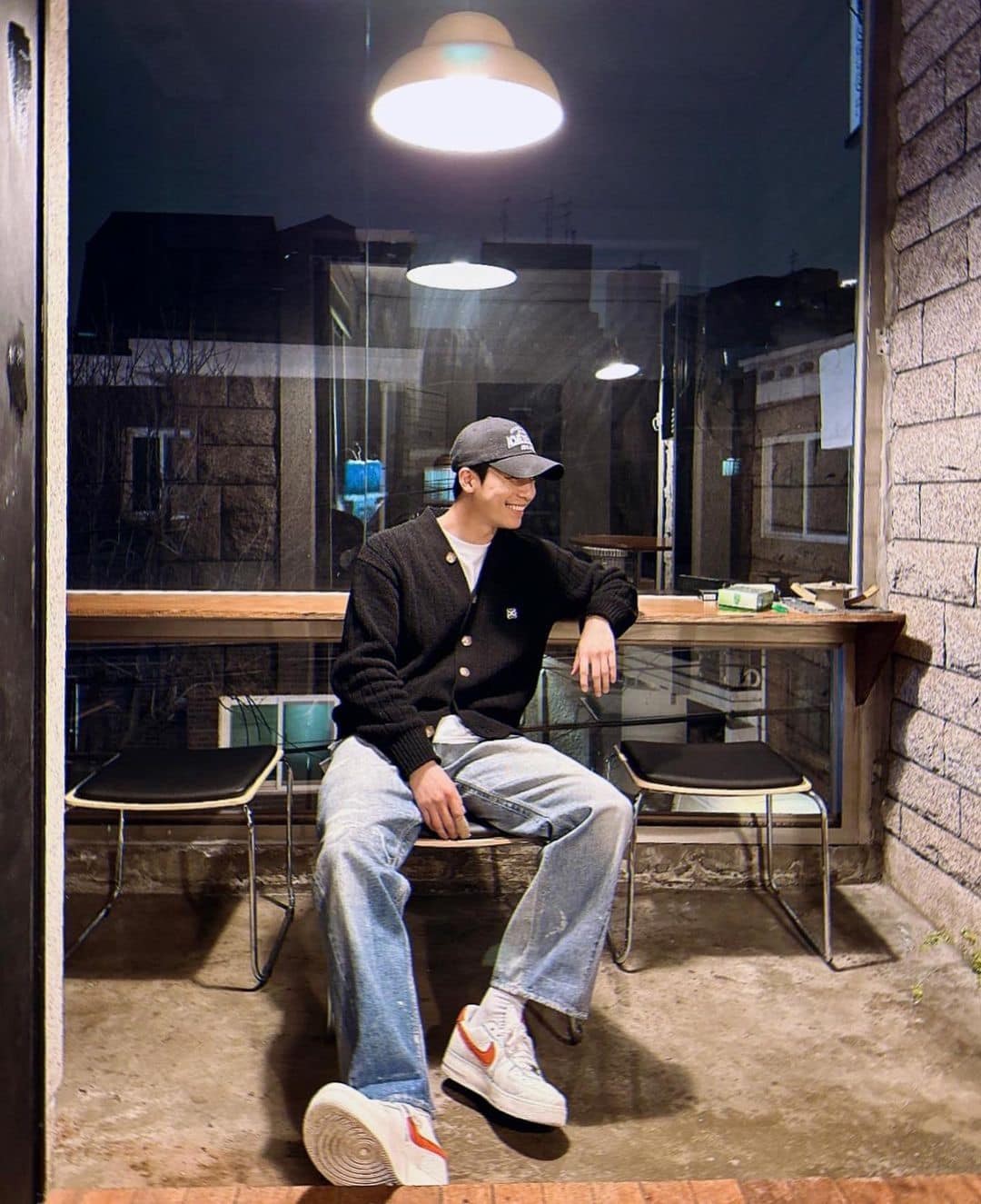 무난하게 검정 가디건 입기☕️⁠ 이미지