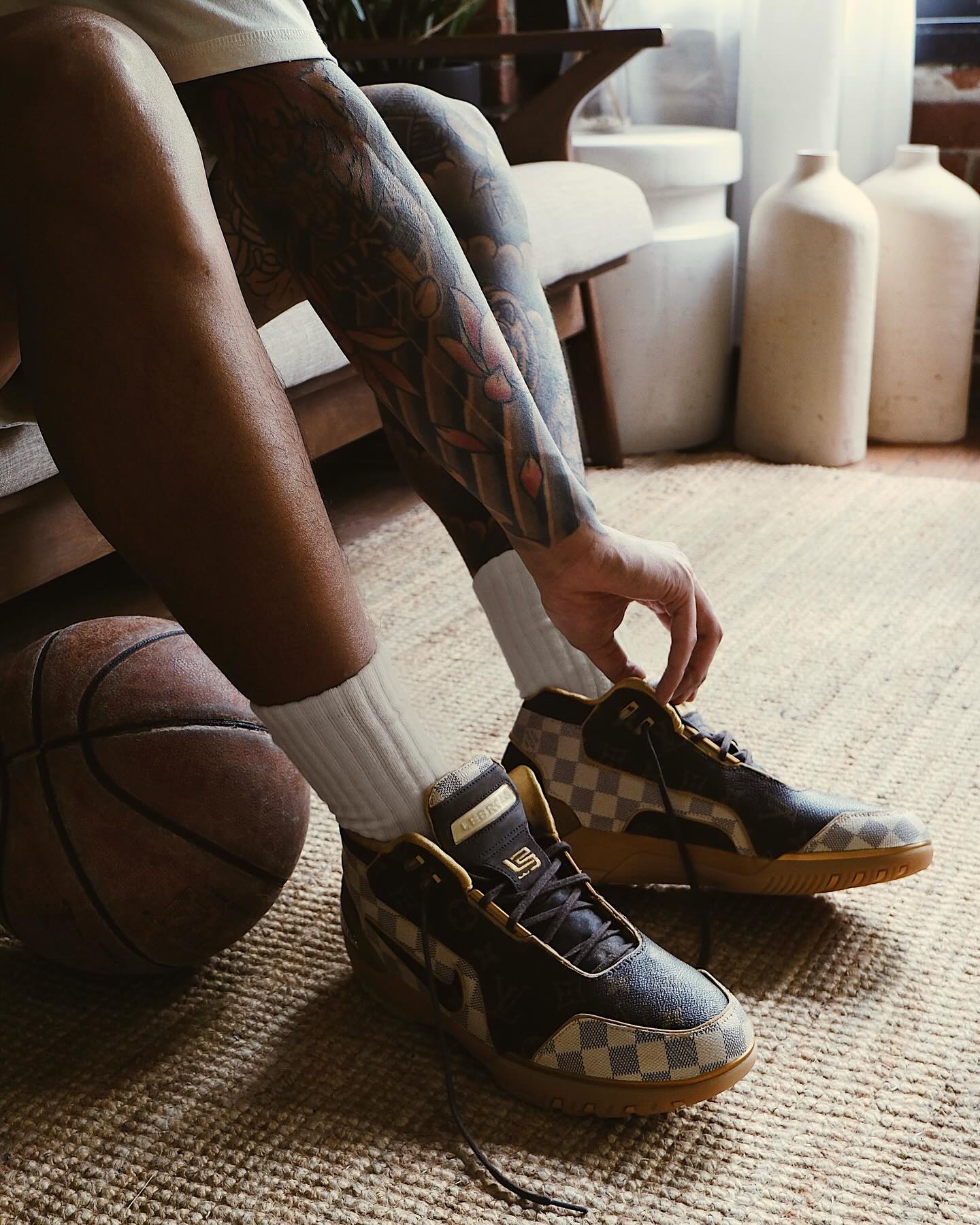 루이비통 맛 농구화✨
진짜 루이비통백을 잘라서 커스텀한 나이키 르브론👜🏀 이미지7