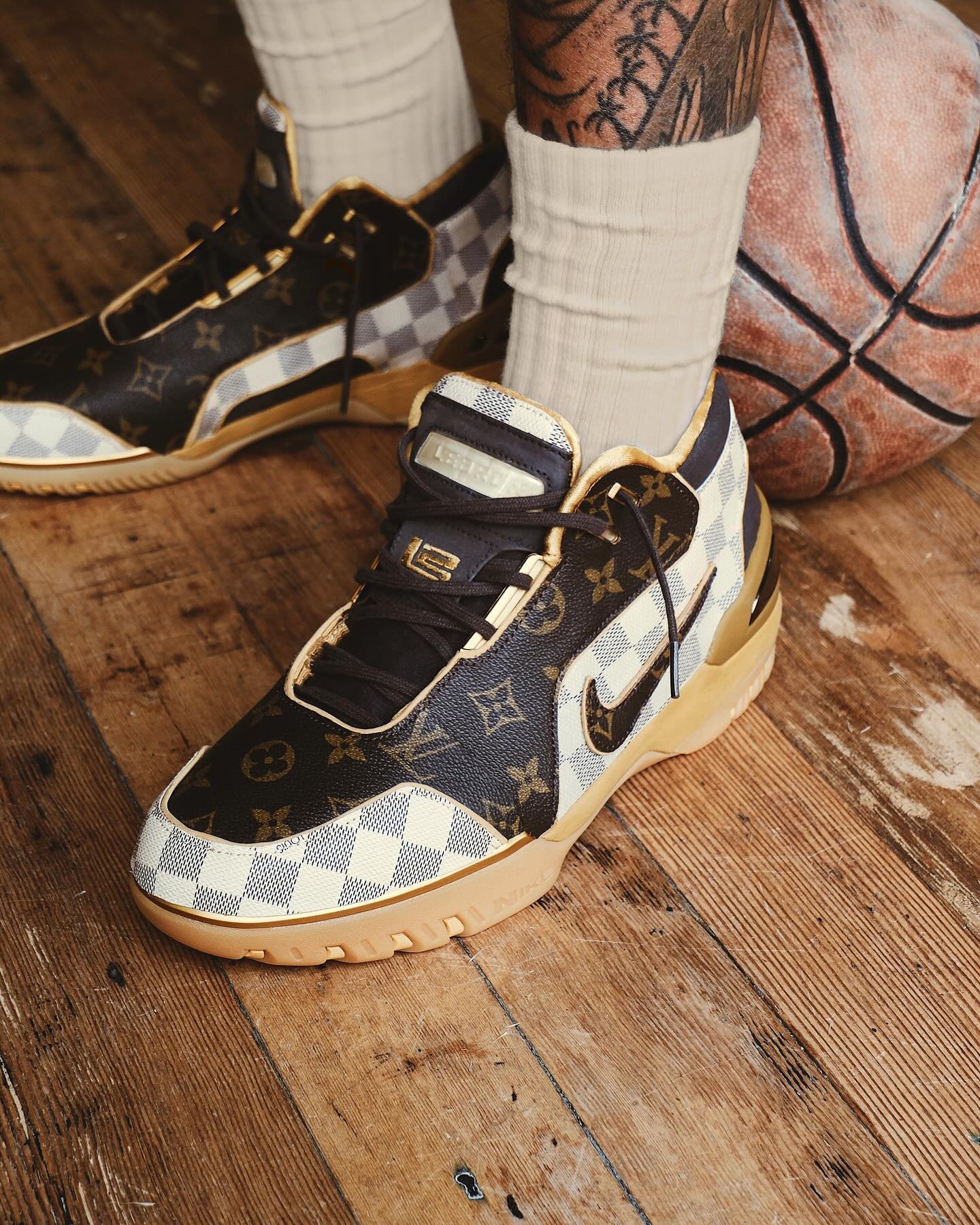 루이비통 맛 농구화✨
진짜 루이비통백을 잘라서 커스텀한 나이키 르브론👜🏀 이미지8