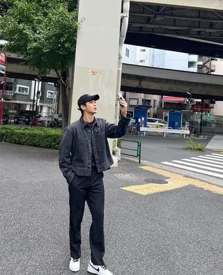 꾸안꾸🧢김수현의 올블랙 볼캡룩🕶️⁠ 이미지
