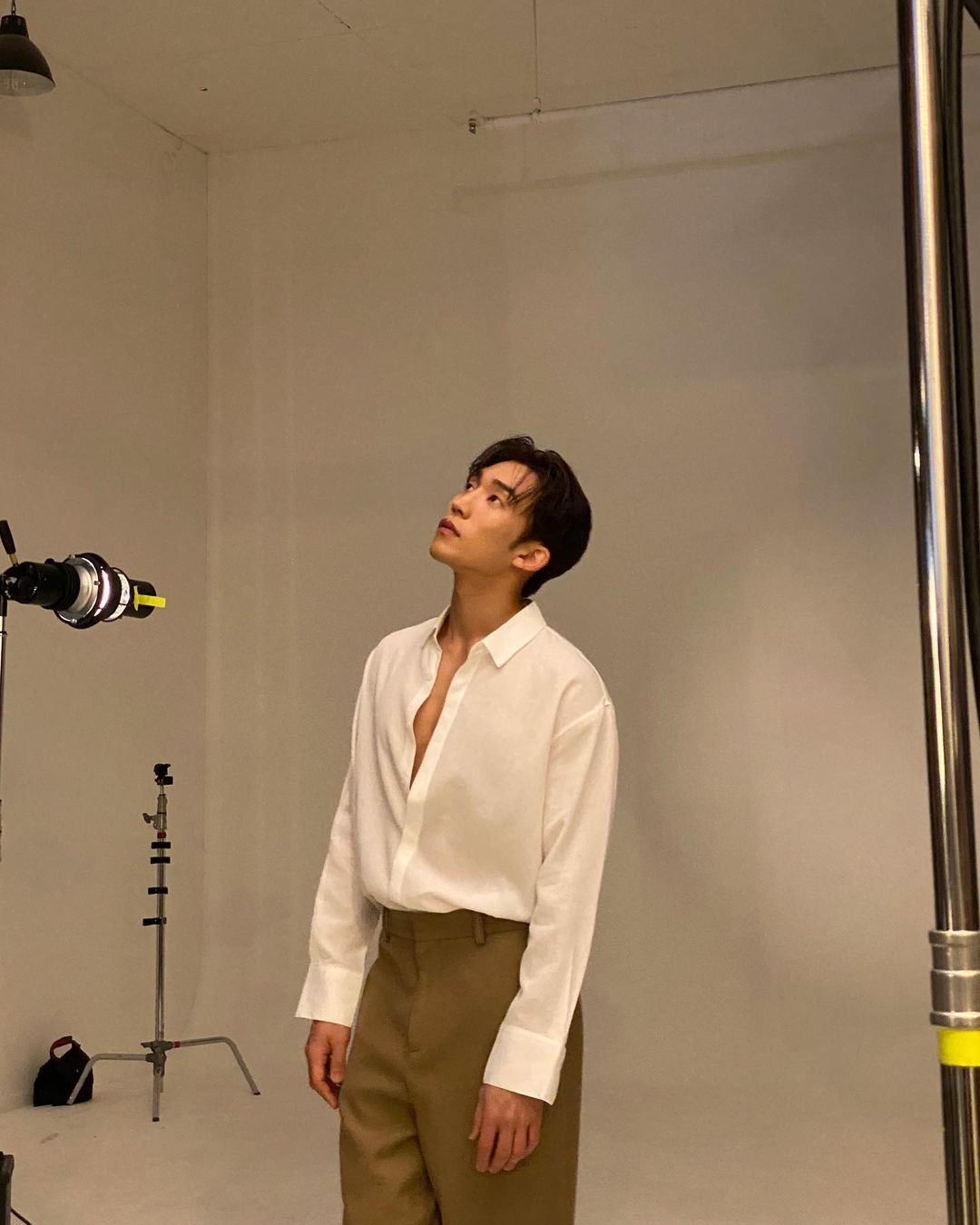 코디하기 좋은 뽀얀 셔츠🥼⁠ 이미지