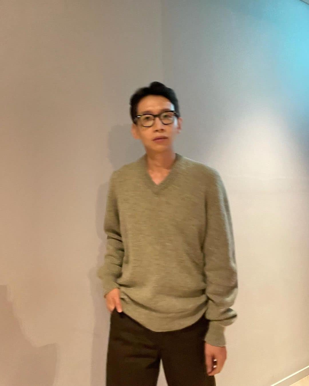 비 오니까 얇은 브이넥니트☔️ 이미지