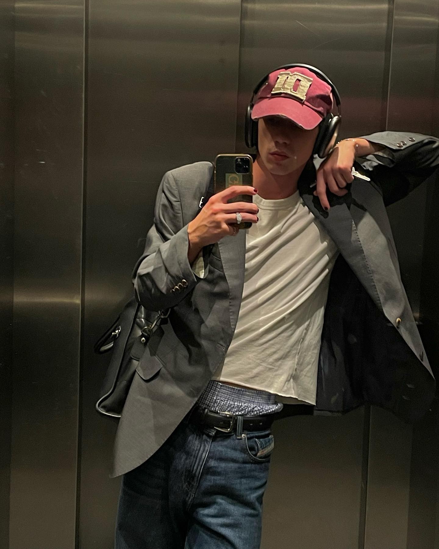 블레이저엔 흰 티🍙⁠ 이미지