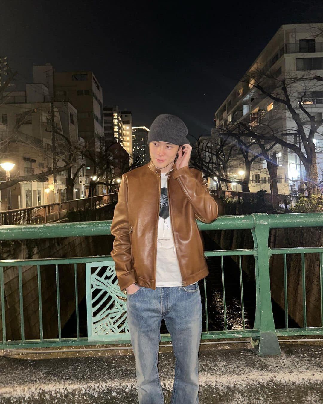 날 좋을 때 브라운 레더📺⁠ 이미지"