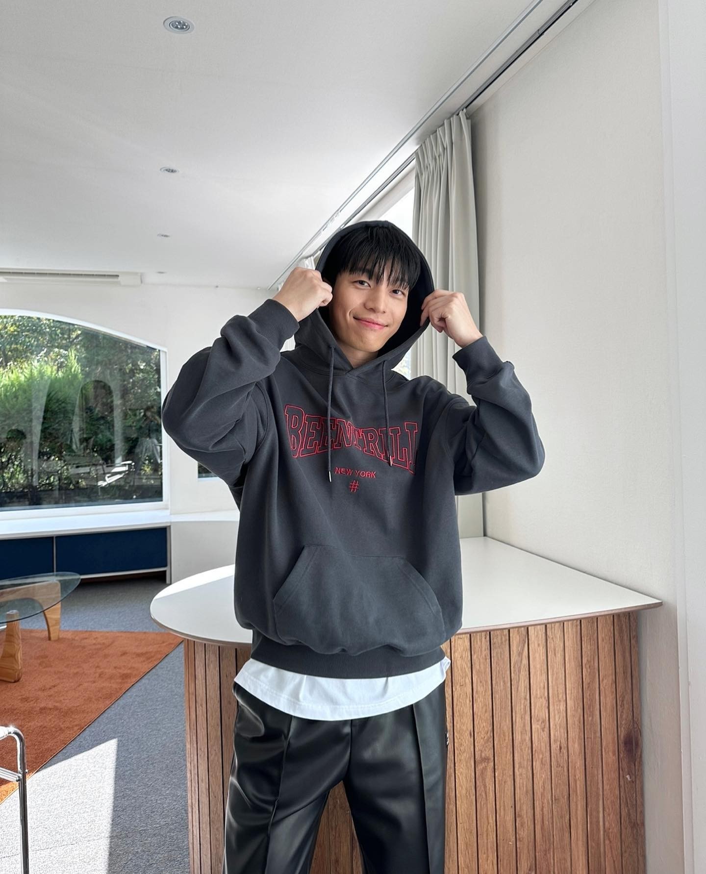더워져도 포기 못하는 무채색룩🐜⁠ 이미지