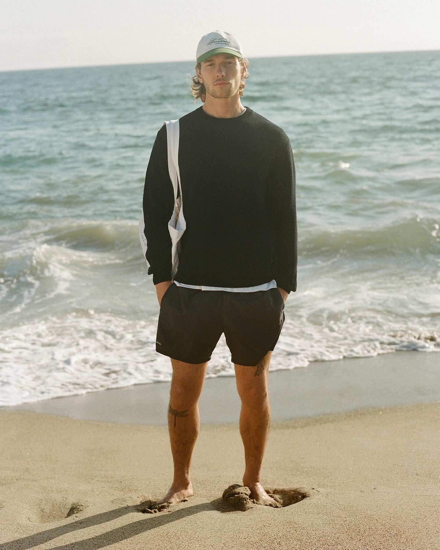 아페쎄 자운드 맛있다👅🏝️⁠
⁠
지난 주 협업을 예고했던 아페쎄(A.P.C.)와 자운드(JJJJound)의 협업 아이템군이 공개되었습니다. 여름 휴가 패션에 적합한 이번 컬렉션 제품들은 니트, 셔츠, 반바지, 손수건, 후디와 에코백 등으로 구성되었는데요. 오는 5월 14일부터 자운드와 아페쎄 온오프라인 판매처에서 구매할 수 있습니다. 두 브랜드의 인스타그램에 공개된 이미지를 슬라이드로 확인하세요.📸⁠ 이미지5