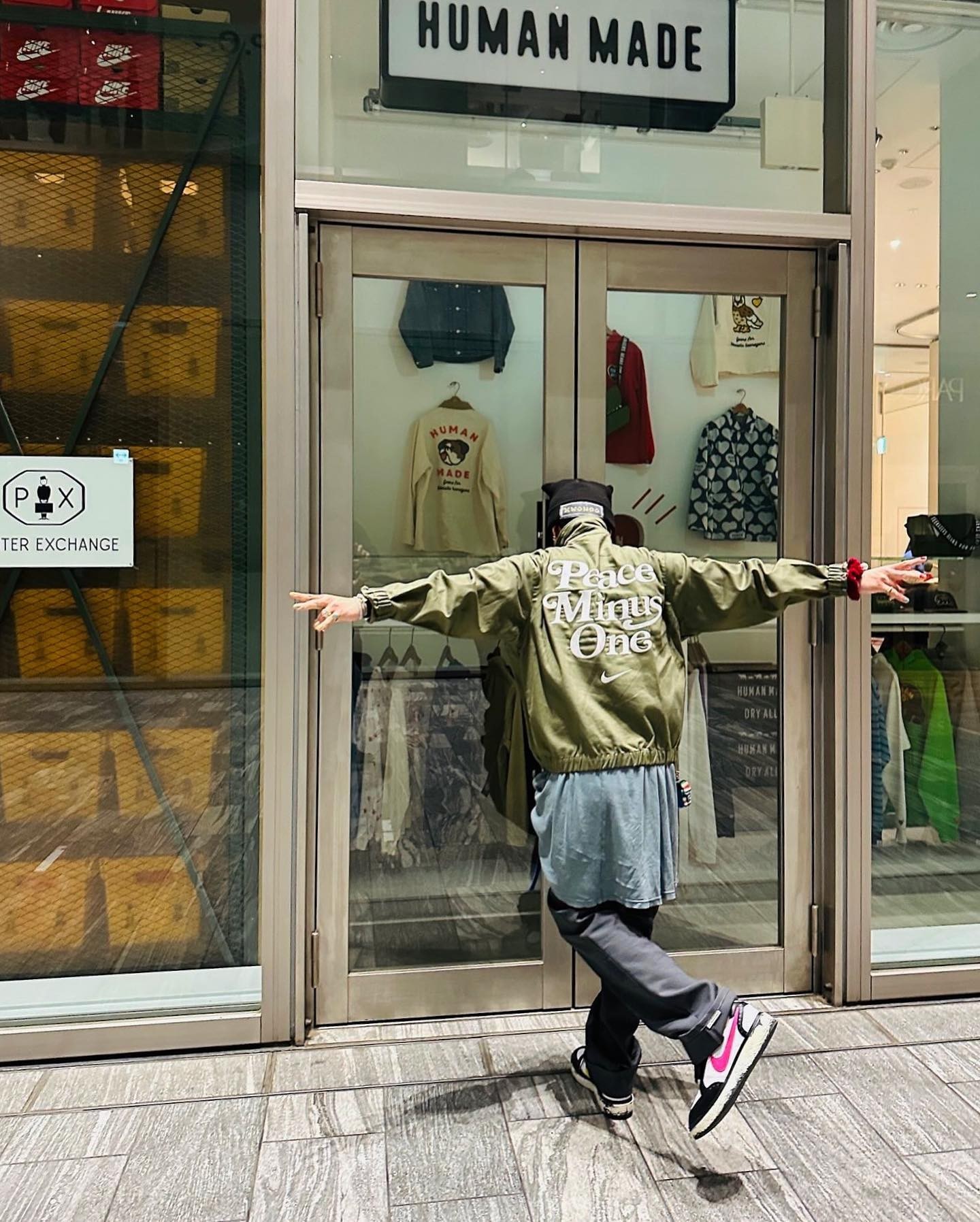 7년 만에 솔로앨범 발매를 예고한 지드래곤🌼🔥올 하반기 컴백💿⁠
⁠
그룹 '빅뱅'의 리더 지드래곤이 올 하반기 솔로앨범으로 컴백을 예고했습니다. 지드래곤의 소속사 갤럭시 코퍼레이션은 16일 '지드래곤이 올해 하반기 컴백을 목표로 새 앨범을 준비 중이니 기대해 달라'고 말하며 지난 2017년 6월 발매한 미니 2집 '권지용' 이후 7년 만인 그의 솔로 컴백 계획을 밝혔는데요. 지난 1월에도 SNS를 통해 엑스 재팬 멤버 요시키와 작업 중인 사진을 업로드하며 컴백의 기대감을 높였던 지드래곤의 모습을 슬라이드로 확인하세요📸⁠ 이미지5