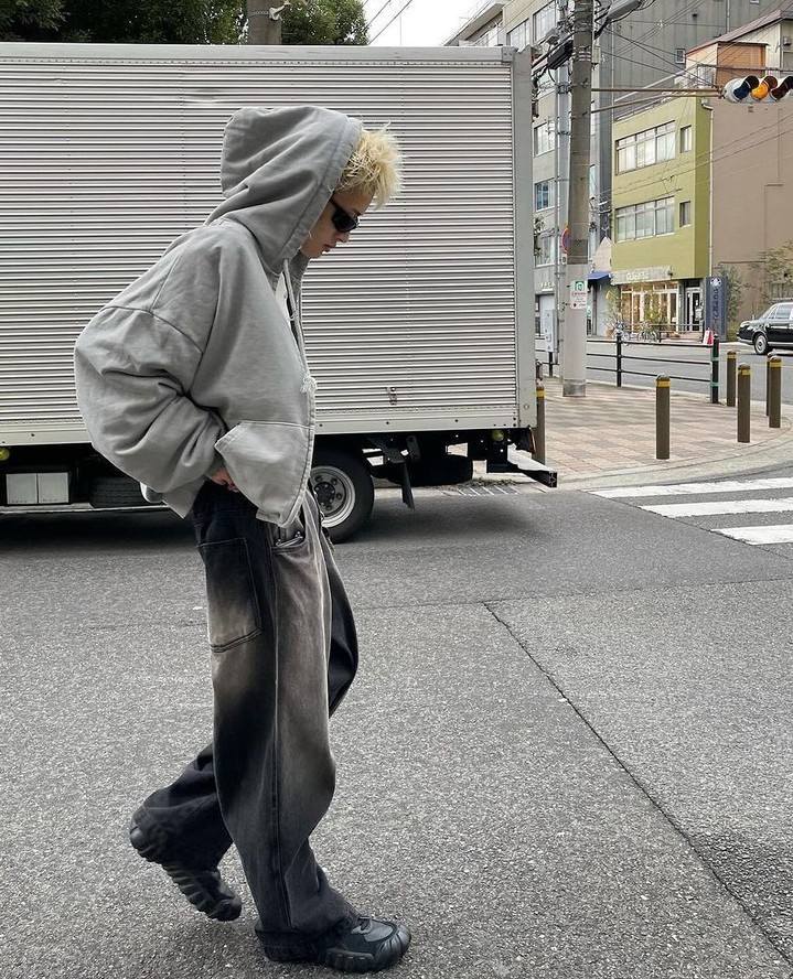 회색 후드집업은 필수지🥴 이미지4