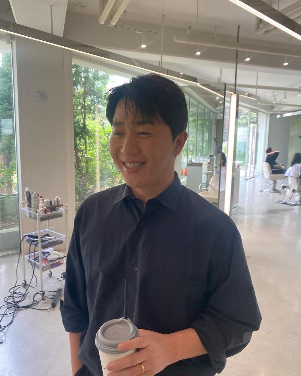 폭풍저그 홍진호2️⃣결혼한다👰♀️🤵♂️
폭풍저그 홍진호2️⃣결혼한다👰♀️🤵♂️
전 스타크래프트 프로게이머 홍진호가 오는 3월 17일 결혼합니다. 10살 연하의 예비신부와 3년간의 열애 끝에 결혼을 결심, 공식 품절남이 될 예정인데요. 팬들은 프로게이머 은퇴 이후 프로 포커 플레이어로 제2의 전성기를 맞이한 홍진호의 결혼을 축하하고 있습니다💍 이미지