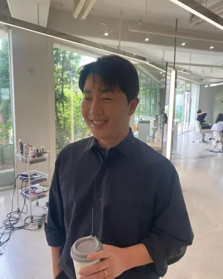 폭풍저그 홍진호2️⃣결혼한다👰‍♀️🤵‍♂️⁠
폭풍저그 홍진호2️⃣결혼한다👰‍♀️🤵‍♂️⁠
⁠
전 스타크래프트 프로게이머 홍진호가 오는 3월 17일 결혼합니다. 10살 연하의 예비신부와 3년간의 열애 끝에 결혼을 결심, 공식 품절남이 될 예정인데요. 팬들은 프로게이머 은퇴 이후 프로 포커 플레이어로 제2의 전성기를 맞이한 홍진호의 결혼을 축하하고 있습니다💍⁠ 이미지