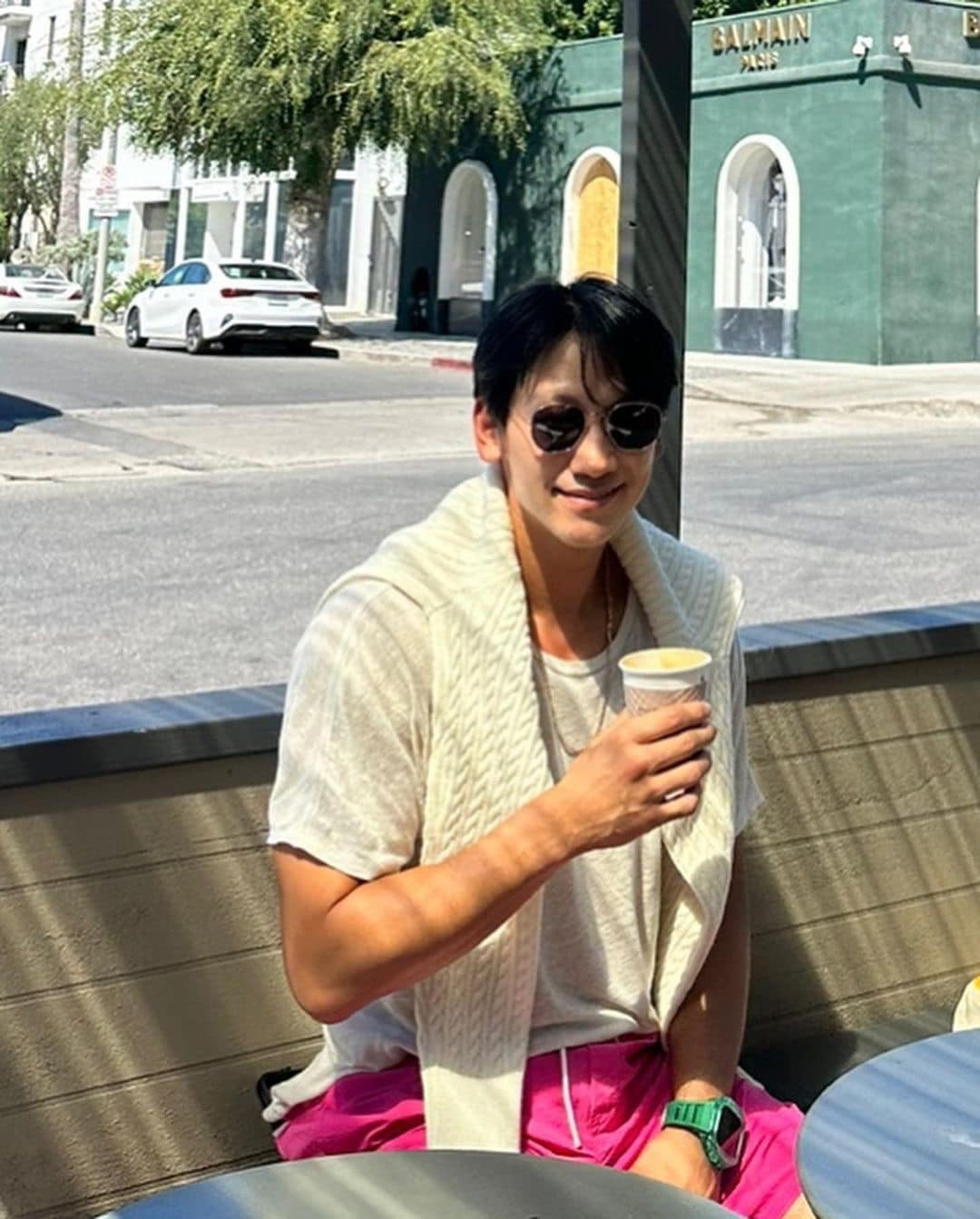 입기는 늦었고 걸치는 게 적기☀️🧶⁠ 이미지