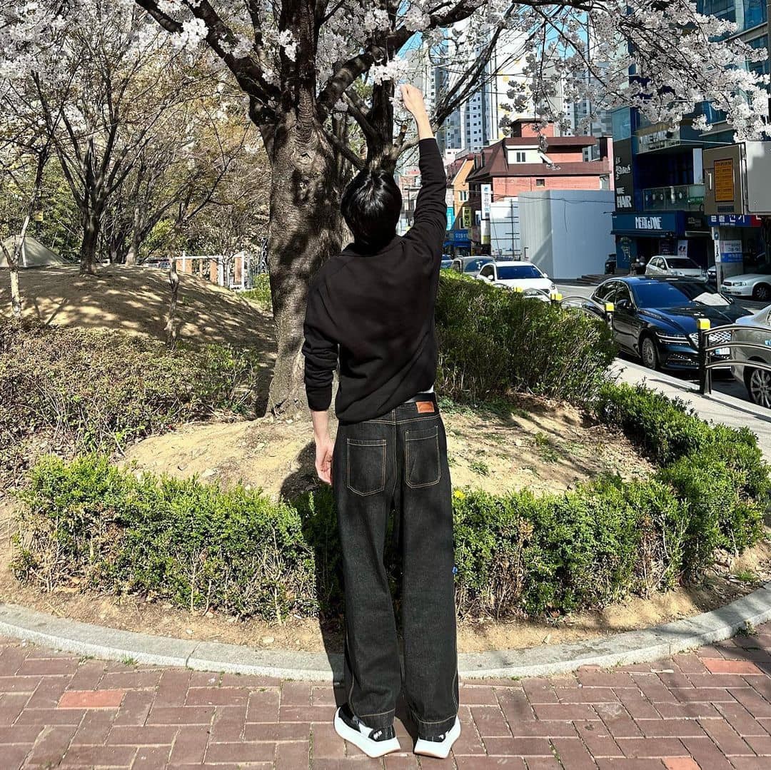 벚꽃 앞에서 사진 남기기📸🌸⁠ 이미지6