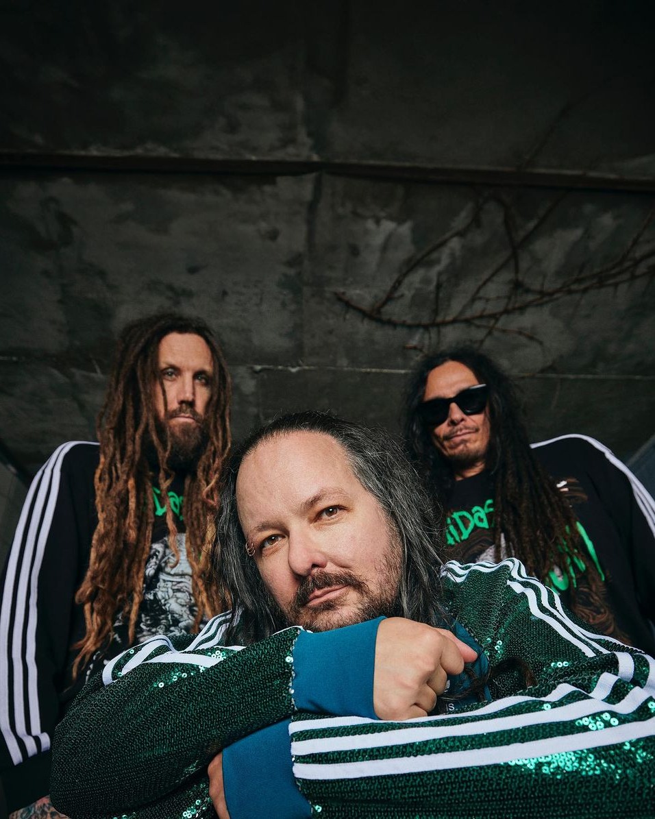 레전드의 만남🎸KoRn x 아디다스🔥👑

전설적인 미국의 메탈밴드 KoRn과 아디다스의 협업 컬렉션이 발매됩니다. 아디다스 오리지널스는 인스타그램에 협업 아이템을 직접 착용한 KoRn 멤버들의 화보를 업로드하며 5월 14일 아디다스 앱과 CONFIRMED를 통해 구매할 수 있는 협업 컬렉션을 공개했는데요. 이번 협업 컬렉션은 KoRn의 그래픽이 프린팅된 긴팔 티, 시그니처 레터링과 아디다스의 삼선이 그려진 양말과 캡모자, 그리고 캠퍼스 2.0 모델로 구성되어 있습니다. 레트로 스타일과 빈티지한 매력이 가득한 협업 컬렉션을 슬라이드로 확인하세요!📸 이미지