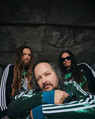 레전드의 만남🎸KoRn x 아디다스🔥👑

전설적인 미국의 메탈밴드 KoRn과 아디다스의 협업 컬렉션이 발매됩니다. 아디다스 오리지널스는 인스타그램에 협업 아이템을 직접 착용한 KoRn 멤버들의 화보를 업로드하며 5월 14일 아디다스 앱과 CONFIRMED를 통해 구매할 수 있는 협업 컬렉션을 공개했는데요. 이번 협업 컬렉션은 KoRn의 그래픽이 프린팅된 긴팔 티, 시그니처 레터링과 아디다스의 삼선이 그려진 양말과 캡모자, 그리고 캠퍼스 2.0 모델로 구성되어 있습니다. 레트로 스타일과 빈티지한 매력이 가득한 협업 컬렉션을 슬라이드로 확인하세요!📸 이미지