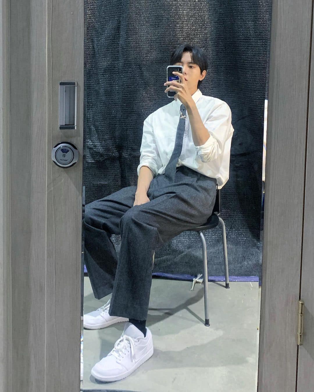 깔끔하게 흰 셔츠엔 타이까지👔 이미지