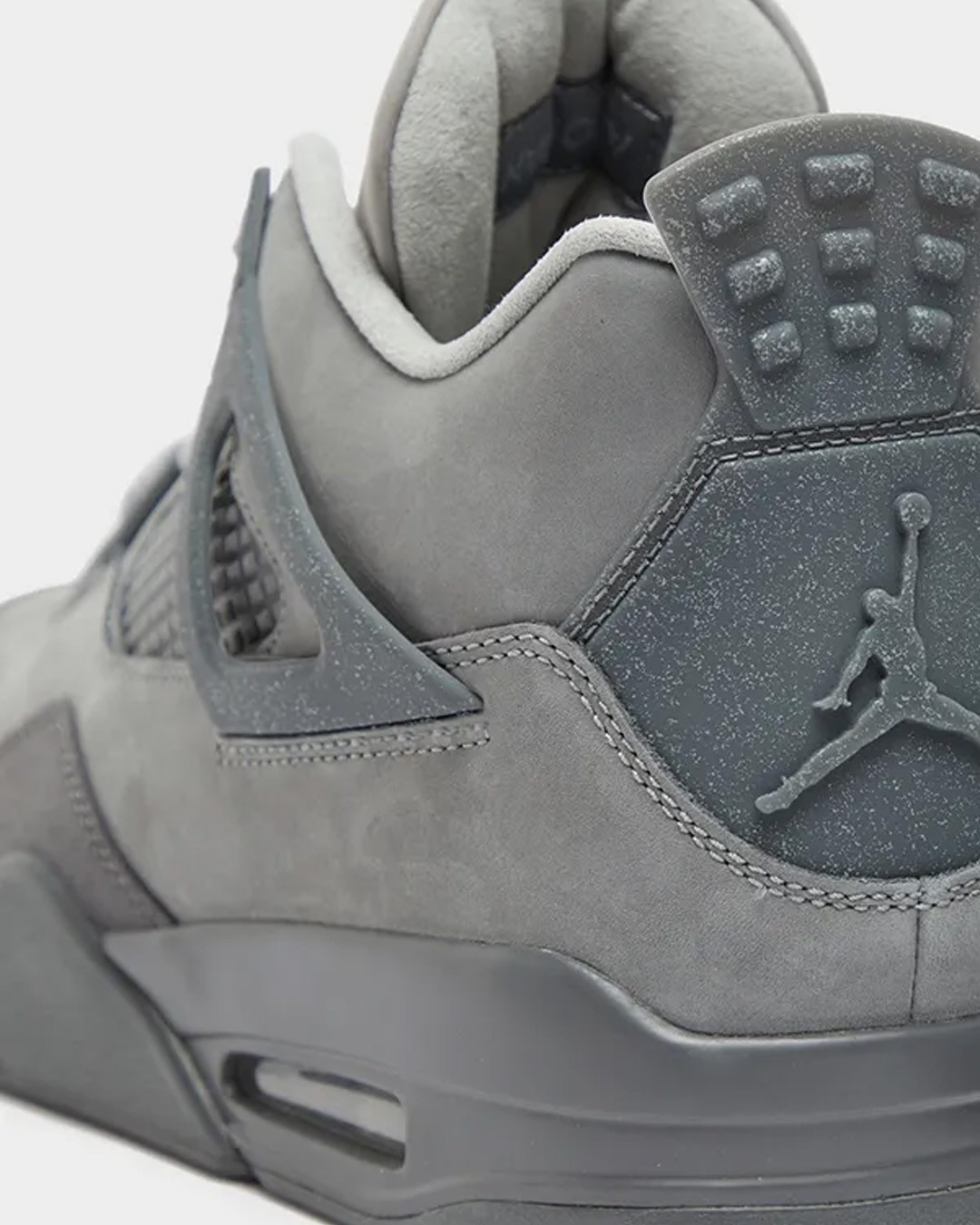 파리 올림픽 기념 조던4🇫🇷🥖

2024년 파리 올림픽을 앞두고 발매될 조던 4 스페셜 에디션이 공개되었습니다. 이번 모델은 약간의 색감 차이가 있는 그레이 컬러들을 배합해 지난 2017년 발매되었던 카우스와의 협업 조던 4 제품을 연상시키는데요. 나이키 에어 조던 4 SE '파리 올림픽' 모델은 오는 7월 27일 나이키 온라인 스토어와 일부 오프라인 매장에서 발매될 예정입니다.🏅 이미지