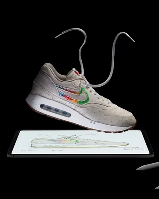 아이패드로 만든 나이키 운동화🍎👟

애플이 신형 아이패드 프로와 에어, 펜슬 프로의 출시를 기념하여 나이키 에어맥스 1 '86 특별 에디션을 선보였습니다. 애플의 최고경영자 팀 쿡은 신규 아이패드 라인업을 공개하는 라이브 스트리밍 이벤트에서 아이패드 프로 특유의 색감과 펜슬 프로만의 스트로크로 스우시를 꾸민 에어맥스 1 '86을 직접 신고 등장했는데요. 해당 운동화의 설포 라벨에는 'made on iPad'라는 문구가 추가되어 눈길을 끌었습니다. 아쉽게도 이 특별 에디션은 팀 쿡만을 위해 단 한 켤레만 제작되어 발매는 예정되지 않았습니다.🎨 이미지