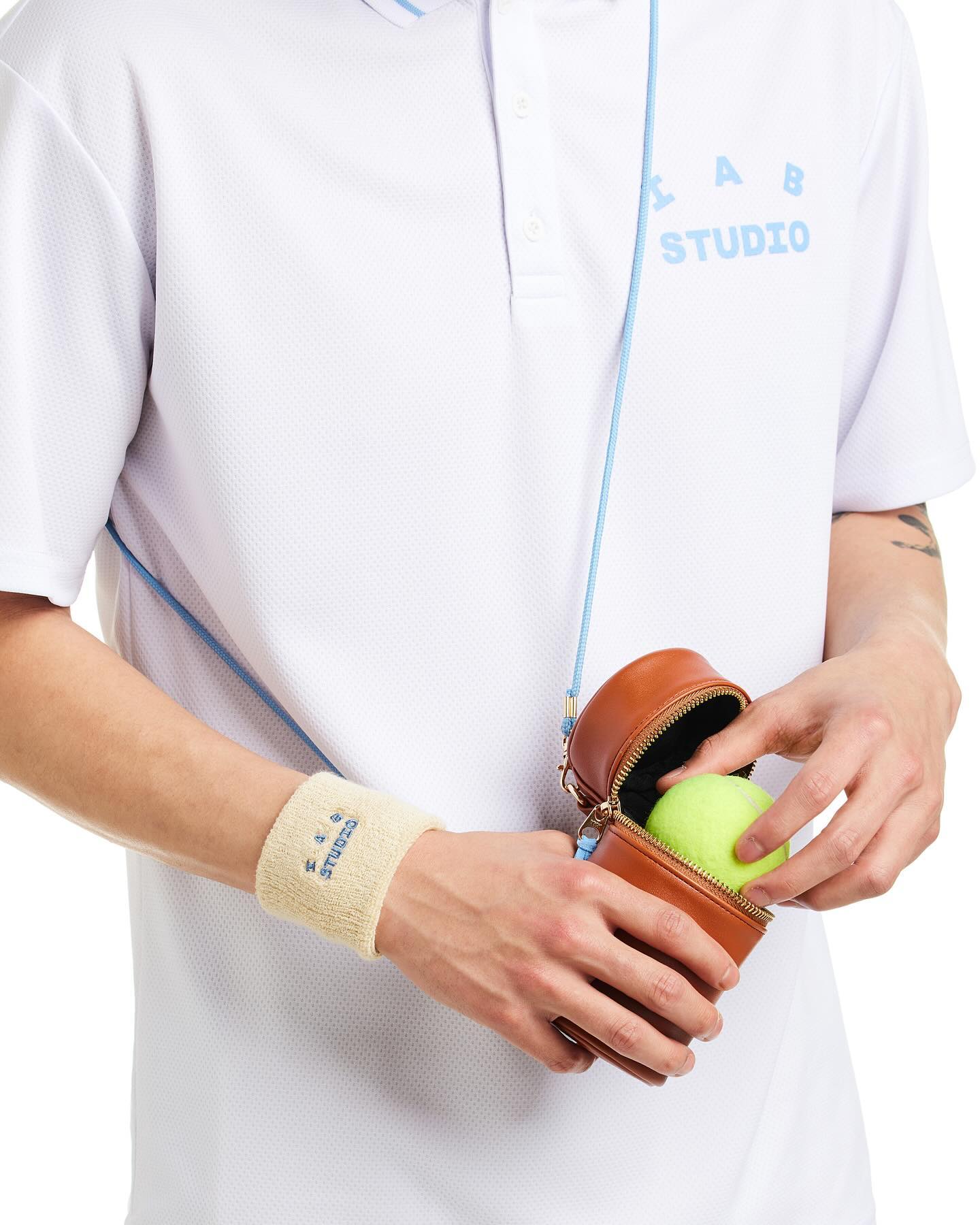 아이앱x요넥스 맛도리 협업🎾🚥
아이앱 스튜디오와 요넥스의 두 번째 협업 제품군인 '테니스 컬렉션'이 공개되었습니다. 하늘색과 베이지색을 컨셉으로 하는 이번 컬렉션은 스웨트셔츠, 풀오버, 테니스치마 등의 의류와 손목 보호대, 테니스볼 백과 라켓 등 다양한 아이템을 포함하는데요. '웍스아웃' 앱을 통한 응모가 오는 수요일인 5월 15일 오전 11시까지 진행 중이니, 관심이 있다면 늦기 전에 응모에 참여하세요📝 이미지10