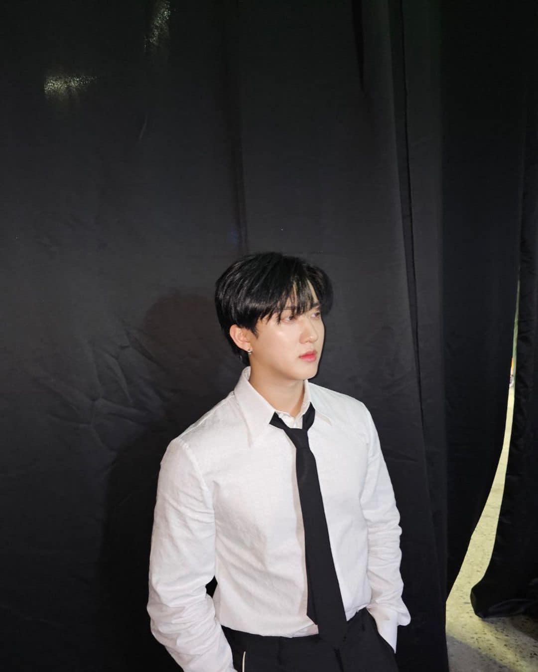 깔끔하게 흰 셔츠엔 타이까지👔 이미지6