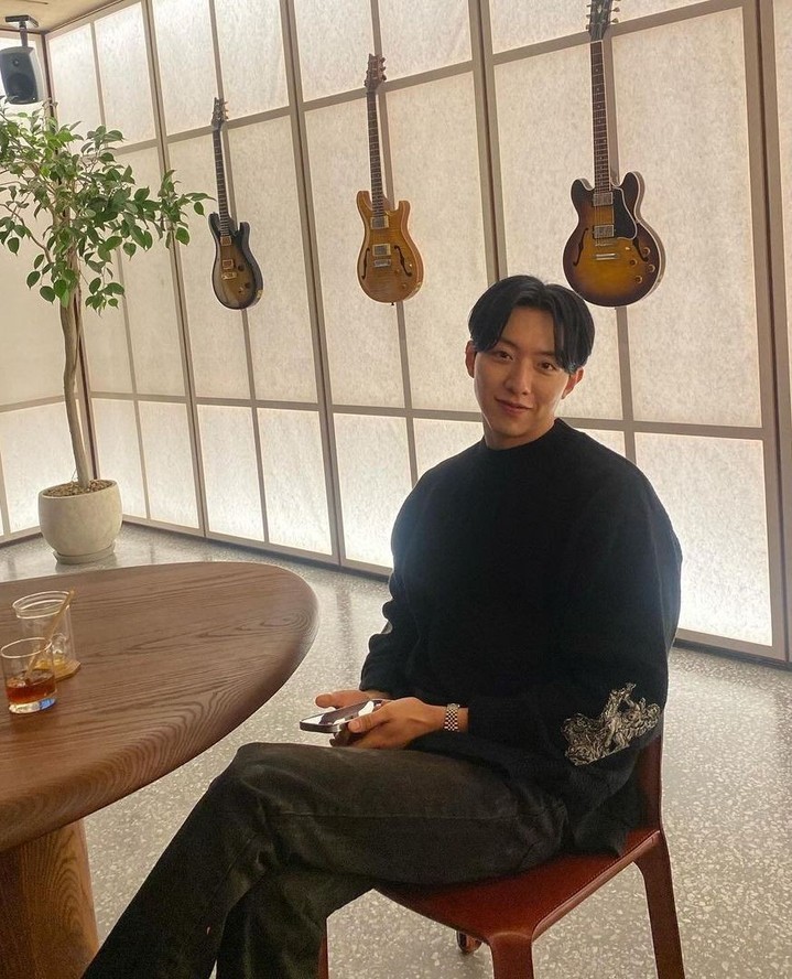 더워져도 포기 못하는 무채색룩🐜⁠ 이미지