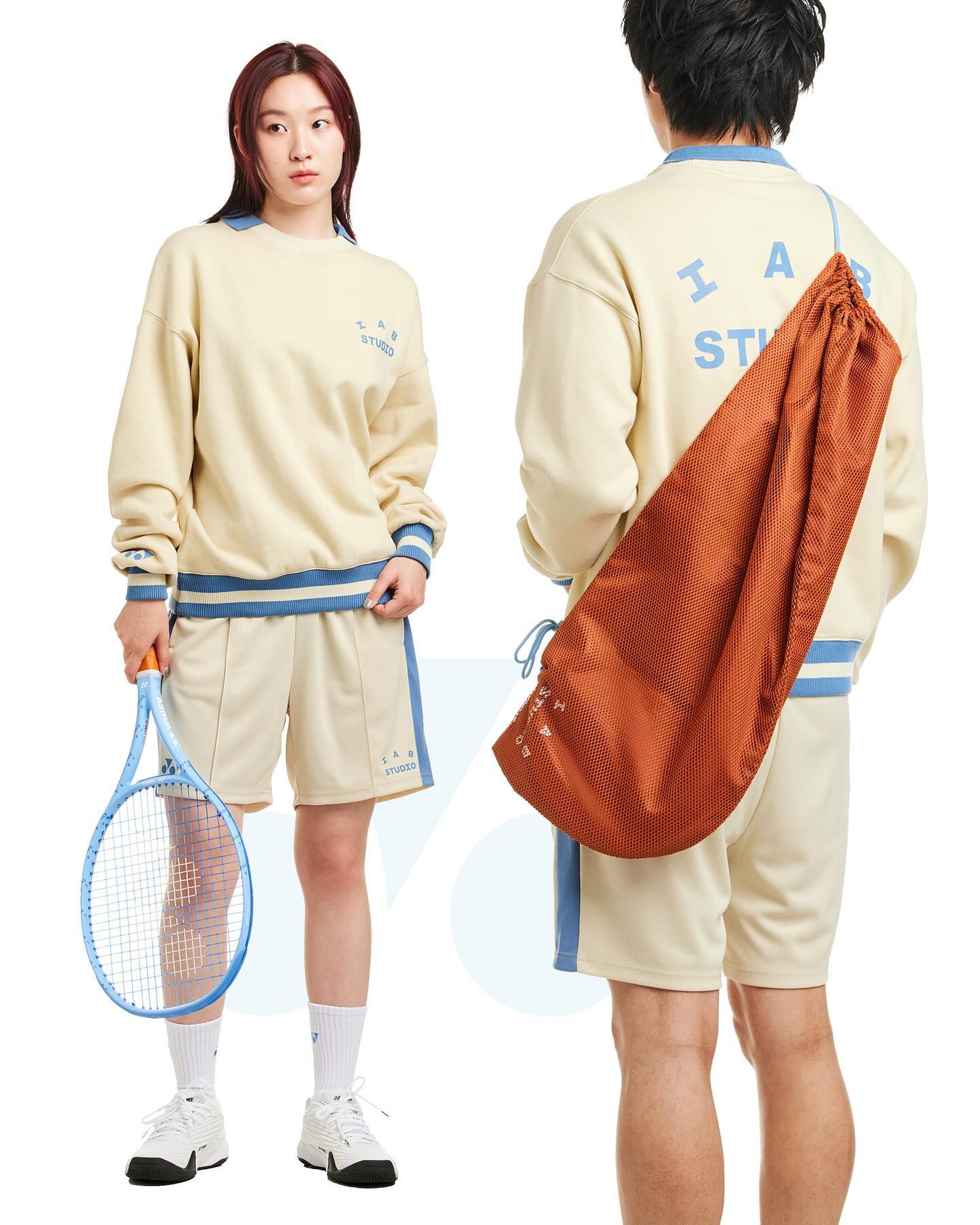 아이앱x요넥스 맛도리 협업🎾🚥
아이앱 스튜디오와 요넥스의 두 번째 협업 제품군인 '테니스 컬렉션'이 공개되었습니다. 하늘색과 베이지색을 컨셉으로 하는 이번 컬렉션은 스웨트셔츠, 풀오버, 테니스치마 등의 의류와 손목 보호대, 테니스볼 백과 라켓 등 다양한 아이템을 포함하는데요. '웍스아웃' 앱을 통한 응모가 오는 수요일인 5월 15일 오전 11시까지 진행 중이니, 관심이 있다면 늦기 전에 응모에 참여하세요📝 이미지5