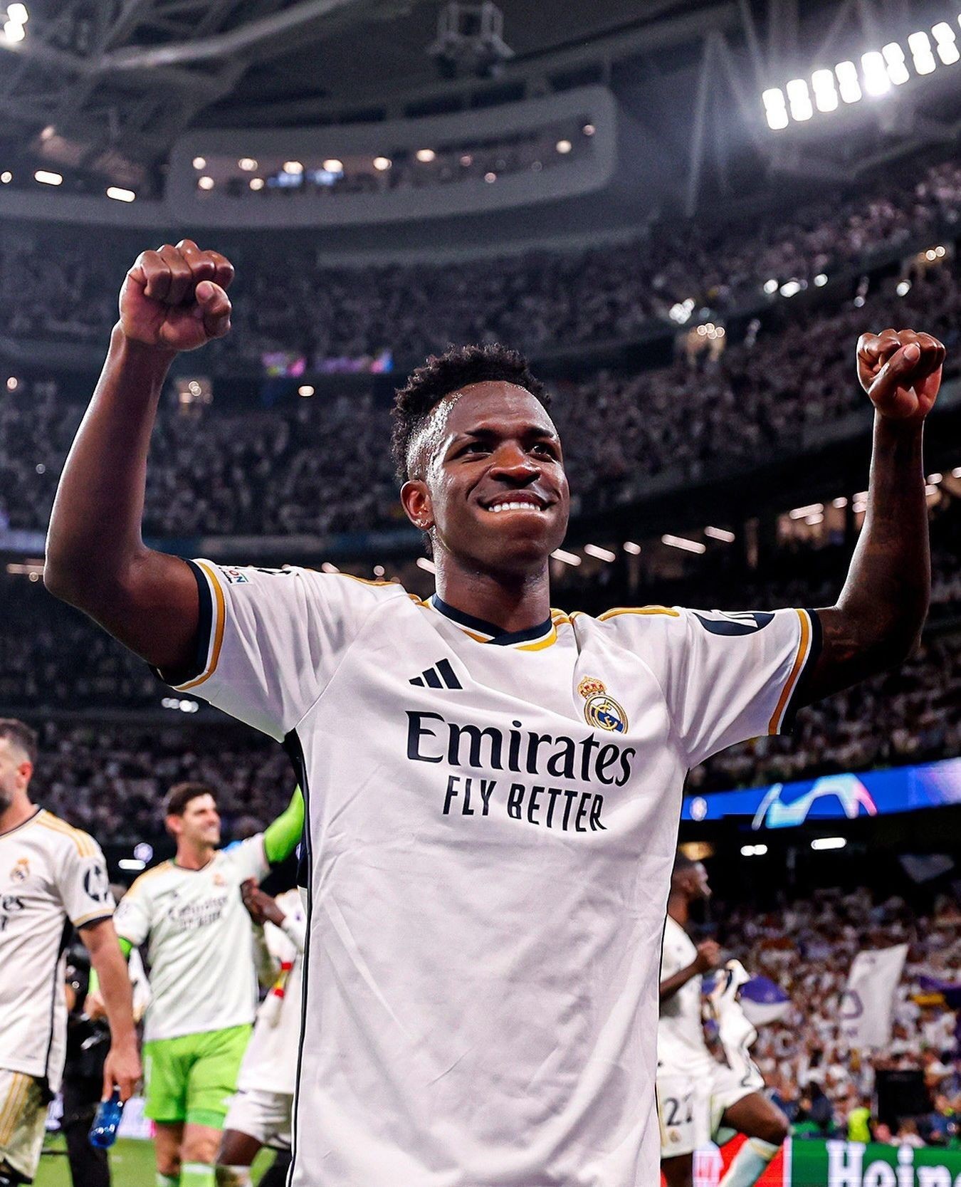 챔피언스리그 결승전은 레알vs돌문⚽️🏆⁠
⁠
한국시간으로 오늘(9일) 새벽, 레알 마드리드가 바이에른 뮌헨을 2:1로 꺾으며 챔피언스리그 결승 진출 팀들이 모두 가려졌습니다. 레알 마드리드는 88분과 91분 단 3분 만에 두 골을 몰아넣으며 극적인 역전승을 거두었는데요. 이 경기로 PSG를 꺾고 결승에 먼저 진출한 도르트문트와 만나게 되었습니다. 바이에른 뮌헨과 PSG가 모두 준결승에서 탈락하며 아쉽게도 대한민국의 이강인과 김민재가 결승에서 만나는 것은 다음 기회로 미뤄졌습니다. 두 팀의 결승전은 한국시간 6월 2일 새벽 4시, 런던의 웸블리 스타디움에서 펼쳐집니다.⁠ 이미지