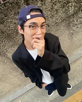 변우석처럼 볼캡 거꾸로 스킬🧢👌⁠ 이미지