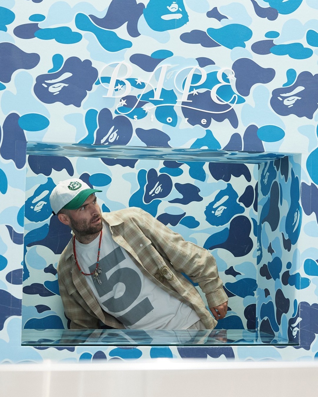 고릴라 숟가락 아이템 공개🦧🥄⁠
⁠
션 우더스푼(Sean Wotherspoon)과 베이프(A Bathing Ape)의 협업 아이템 군이 공개되었습니다. 이번 협업 컬렉션에는 데님 재킷, 데님팬츠, 리버시블 티셔츠, 베이비 밀로 인형 등이 포함되었는데요. 바로 이번 주 토요일인 5월 11일, 베이프의 온오프라인 스토어에서 발매될 예정입니다. 다양한 아이템과 착용샷, 택과 라벨 등의 디테일을 슬라이드로 확인하세요!📸⁠ 이미지