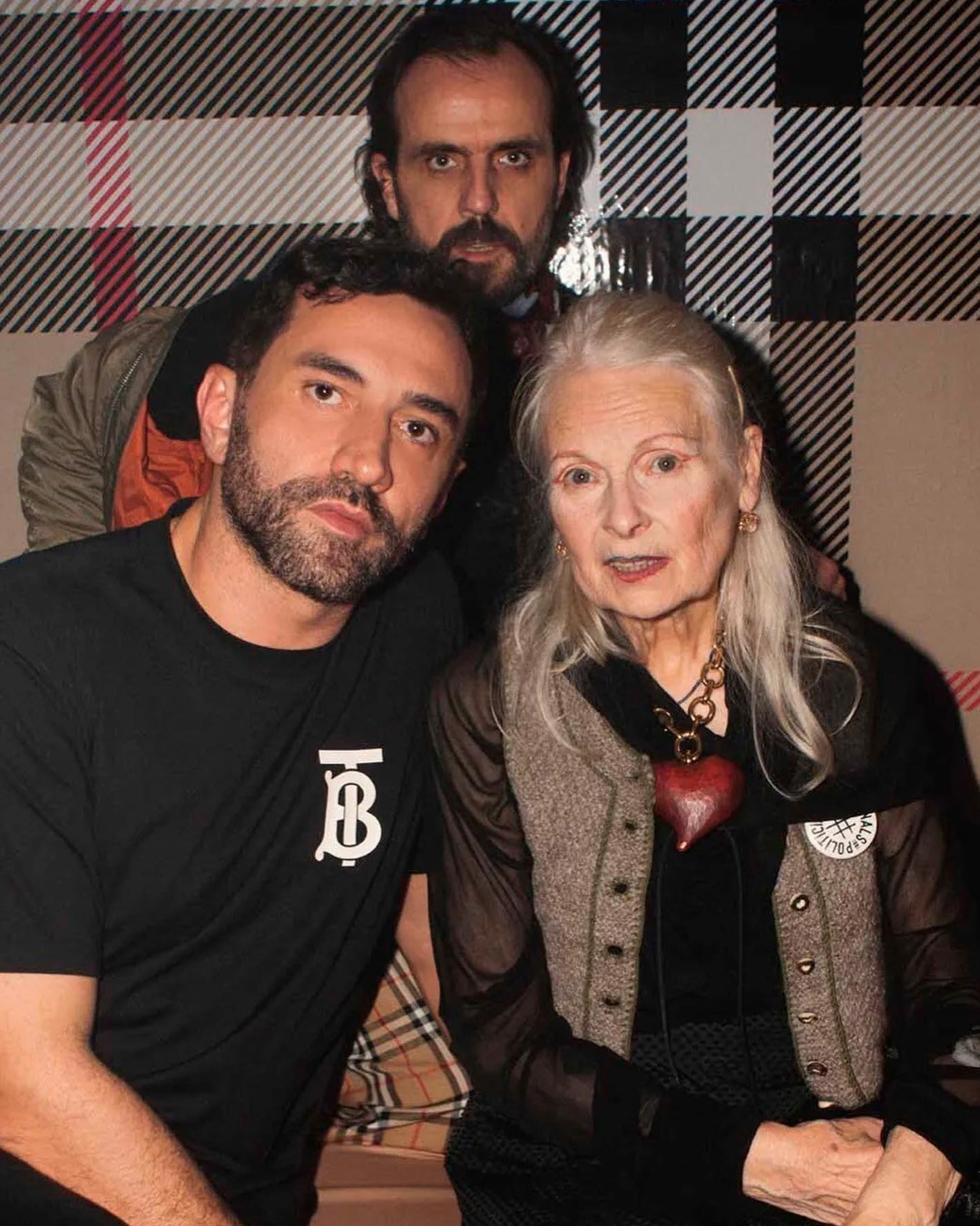 리카르도 티시, 나이키와 협업?👟✅⁠
⁠
작년 봄 컬렉션을 마지막으로 버버리의 크리에이티브 디렉터에서 사임한 리카르도 티시가 나이키와 협업을 준비 중이라는 소식입니다. 미국의 스트리트 컬쳐 매거진 컴플렉스에 따르면 리카르도 티시와 나이키의 협업 컬렉션이 2025년 봄 시즌 출시를 계획하고 있으며, 해당 컬렉션에는 다수 의류 제품과 나이키 샥스 TL 제품이 포함될 예정이라고 하는데요. 이전부터 에어 포스 1, 덩크, 에어 맥스 97등 여러 협업을 진행했으나 2018년 이후로는 협업 소식이 없었던 만큼 오랜만의 협업 소식에 스니커헤드의 관심이 집중되고 있습니다.🔥⁠ 이미지4