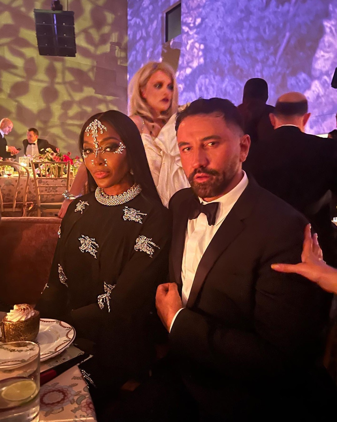 리카르도 티시, 나이키와 협업?👟✅⁠
⁠
작년 봄 컬렉션을 마지막으로 버버리의 크리에이티브 디렉터에서 사임한 리카르도 티시가 나이키와 협업을 준비 중이라는 소식입니다. 미국의 스트리트 컬쳐 매거진 컴플렉스에 따르면 리카르도 티시와 나이키의 협업 컬렉션이 2025년 봄 시즌 출시를 계획하고 있으며, 해당 컬렉션에는 다수 의류 제품과 나이키 샥스 TL 제품이 포함될 예정이라고 하는데요. 이전부터 에어 포스 1, 덩크, 에어 맥스 97등 여러 협업을 진행했으나 2018년 이후로는 협업 소식이 없었던 만큼 오랜만의 협업 소식에 스니커헤드의 관심이 집중되고 있습니다.🔥⁠ 이미지7