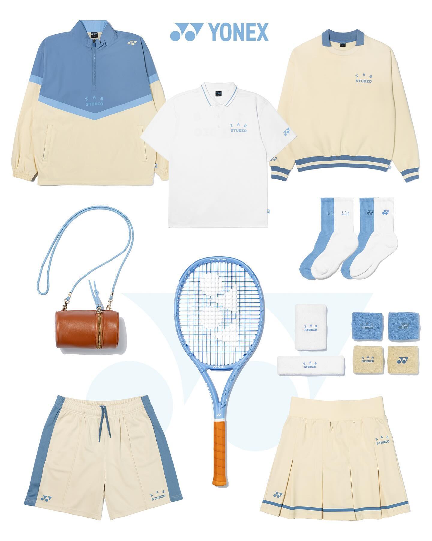 아이앱x요넥스 맛도리 협업🎾🚥

아이앱 스튜디오와 요넥스의 두 번째 협업 제품군인 '테니스 컬렉션'이 공개되었습니다. 하늘색과 베이지색을 컨셉으로 하는 이번 컬렉션은 스웨트셔츠, 풀오버, 테니스치마 등의 의류와 손목 보호대, 테니스볼 백과 라켓 등 다양한 아이템을 포함하는데요. '웍스아웃' 앱을 통한 응모가 오는 수요일인 5월 15일 오전 11시까지 진행 중이니, 관심이 있다면 늦기 전에 응모에 참여하세요📝 이미지