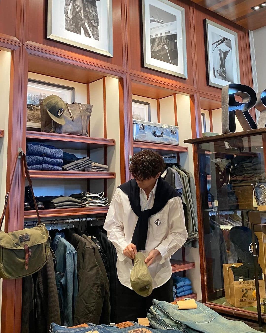 입기는 늦었고 걸치는 게 적기☀️🧶⁠ 이미지