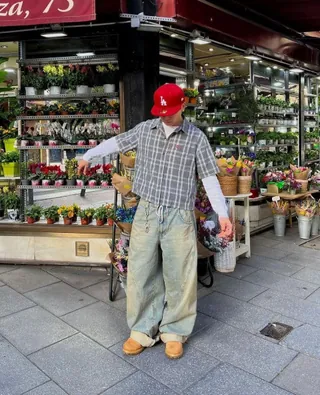 레드 캡으로 눈에 띄는 포인트⛑️⁠ 이미지