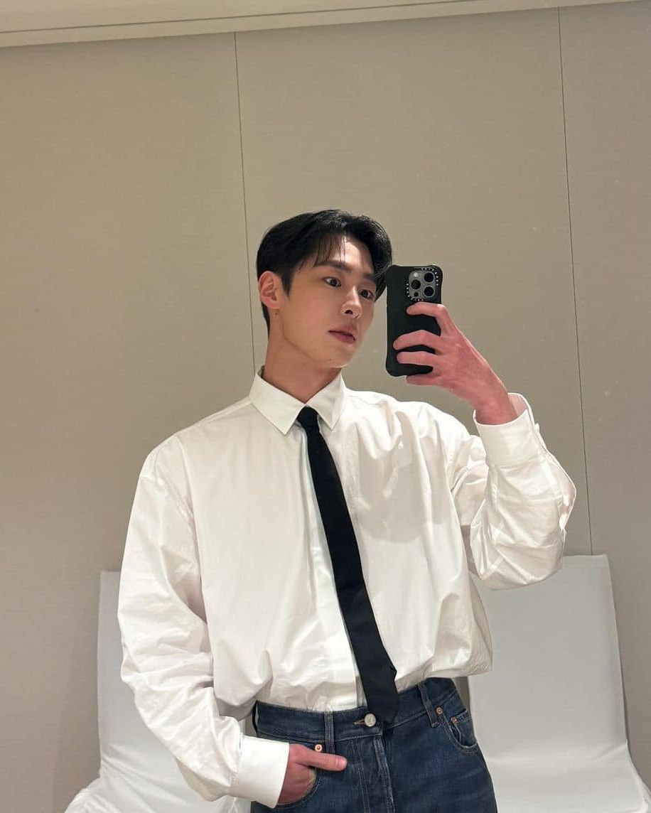 깔끔하게 흰 셔츠엔 타이까지👔 이미지3