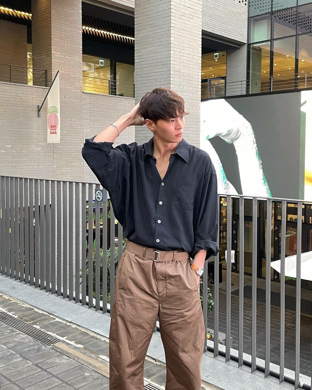 셔츠 소매는 그냥 접어👔⁠ 이미지