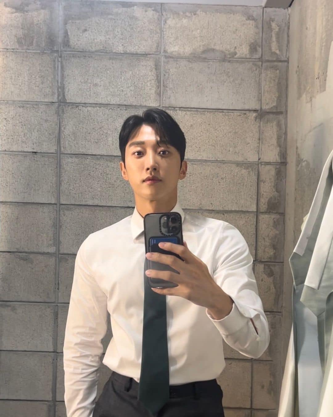 깔끔하게 흰 셔츠엔 타이까지👔 이미지"