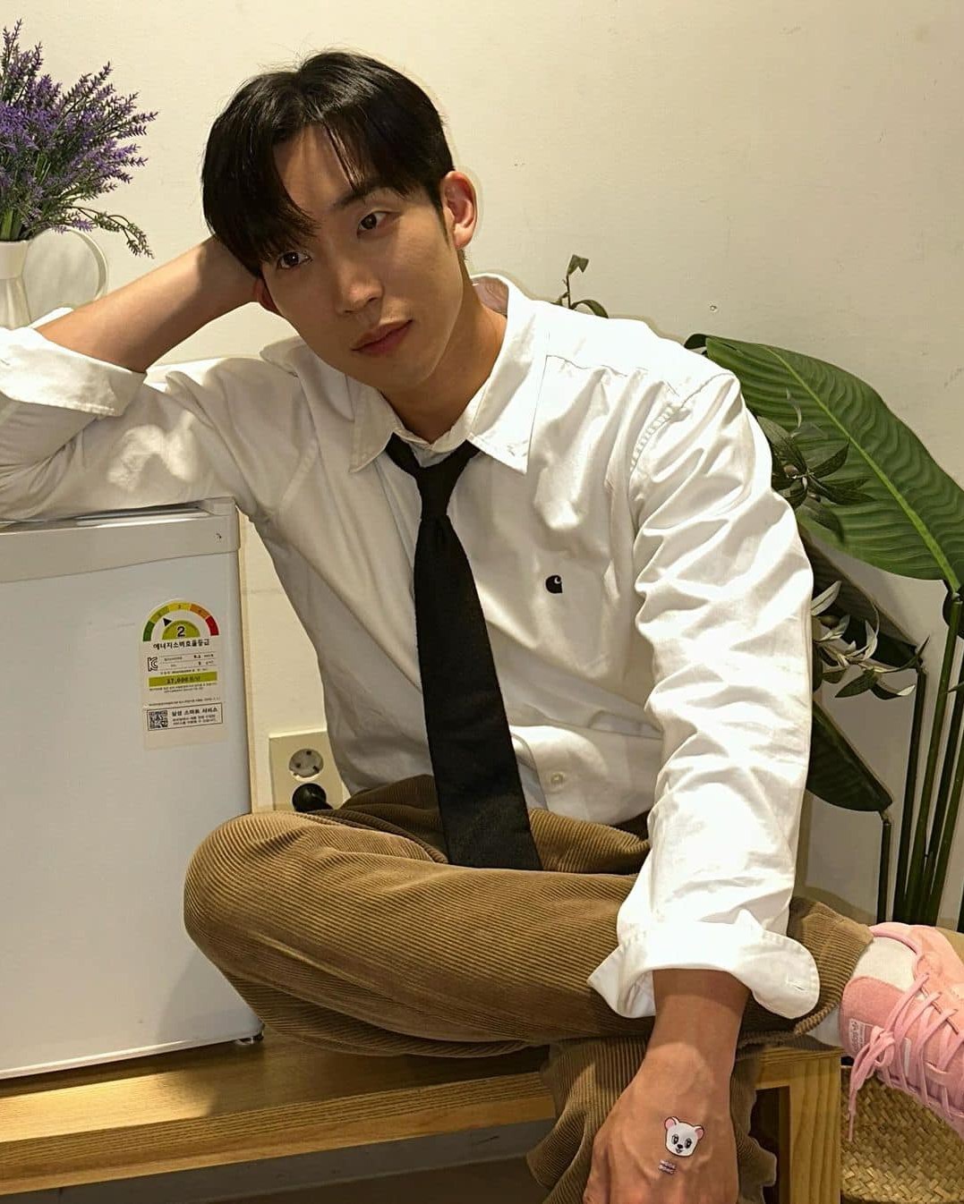 깔끔하게 흰 셔츠엔 타이까지👔 이미지