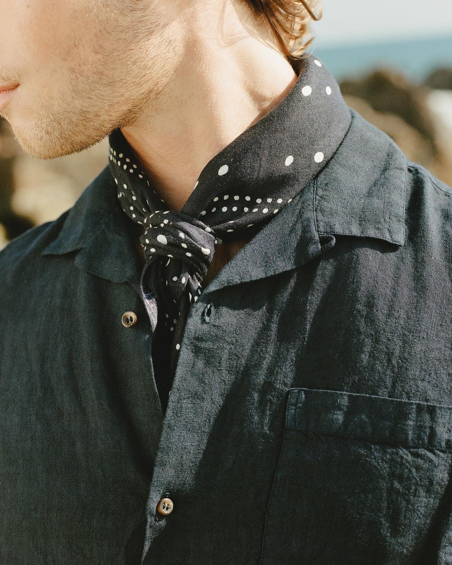 아페쎄 자운드 맛있다👅🏝️⁠
⁠
지난 주 협업을 예고했던 아페쎄(A.P.C.)와 자운드(JJJJound)의 협업 아이템군이 공개되었습니다. 여름 휴가 패션에 적합한 이번 컬렉션 제품들은 니트, 셔츠, 반바지, 손수건, 후디와 에코백 등으로 구성되었는데요. 오는 5월 14일부터 자운드와 아페쎄 온오프라인 판매처에서 구매할 수 있습니다. 두 브랜드의 인스타그램에 공개된 이미지를 슬라이드로 확인하세요.📸⁠ 이미지4