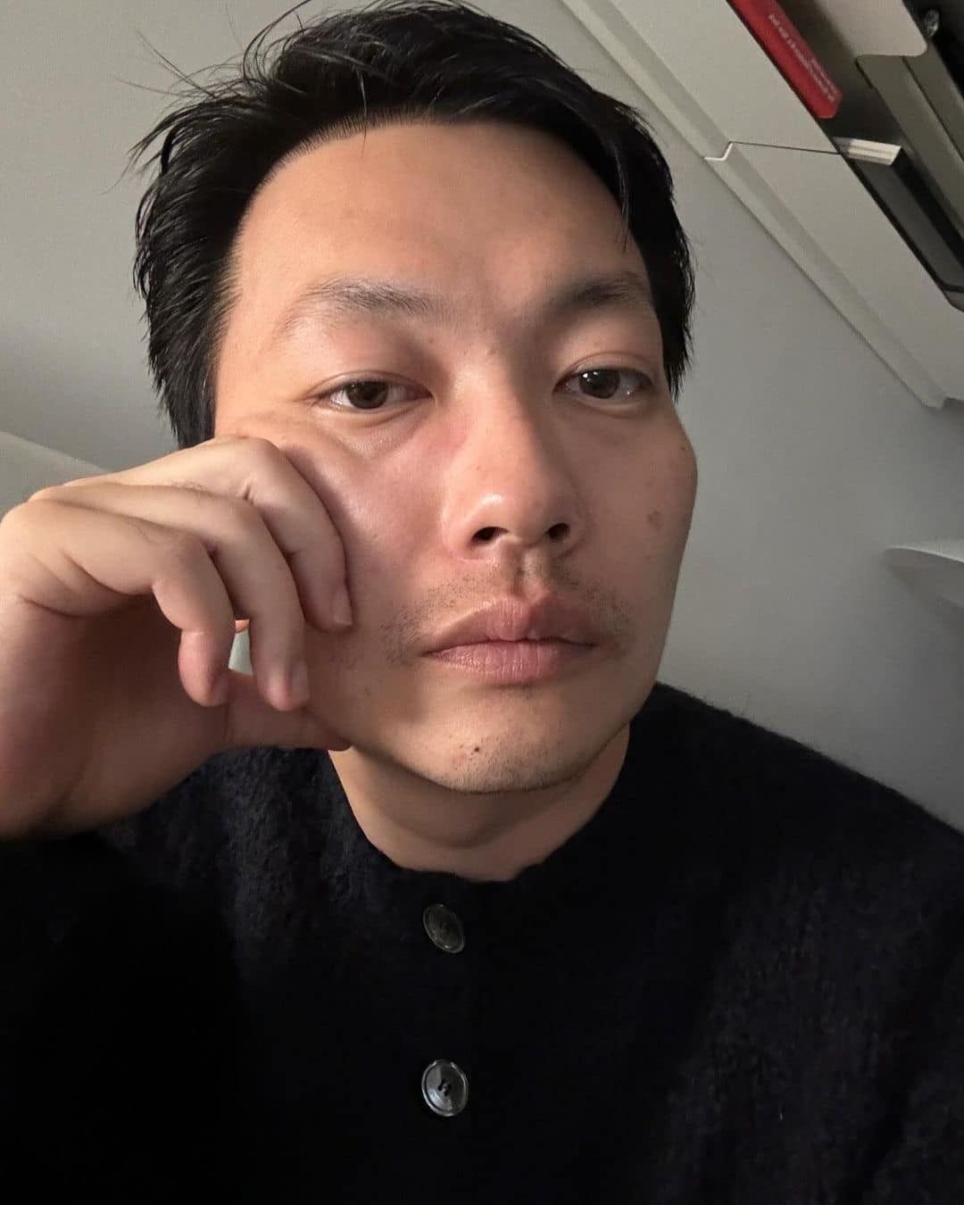 무난하게 검정 가디건 입기☕️⁠ 이미지