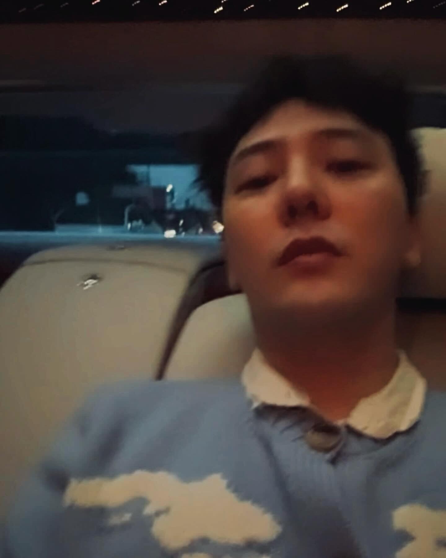 7년 만에 솔로앨범 발매를 예고한 지드래곤🌼🔥올 하반기 컴백💿⁠
⁠
그룹 '빅뱅'의 리더 지드래곤이 올 하반기 솔로앨범으로 컴백을 예고했습니다. 지드래곤의 소속사 갤럭시 코퍼레이션은 16일 '지드래곤이 올해 하반기 컴백을 목표로 새 앨범을 준비 중이니 기대해 달라'고 말하며 지난 2017년 6월 발매한 미니 2집 '권지용' 이후 7년 만인 그의 솔로 컴백 계획을 밝혔는데요. 지난 1월에도 SNS를 통해 엑스 재팬 멤버 요시키와 작업 중인 사진을 업로드하며 컴백의 기대감을 높였던 지드래곤의 모습을 슬라이드로 확인하세요📸⁠ 이미지8