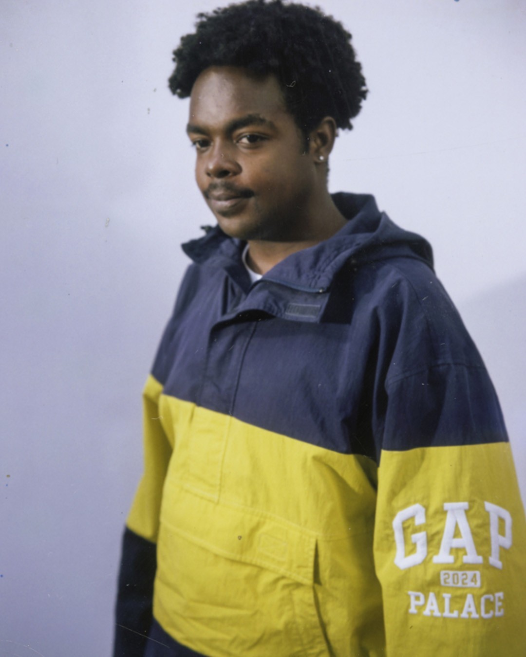 팔라스+GAP=PAL🛹📸⁠
⁠
팔라스와 갭의 협업 컬렉션 아이템이 발매됩니다. 기존 갭의 아이템을 팔라스의 무드로 재해석해 발매되는 이번 컬렉션은 트랙수트, 폴로티, 윈드브레이커 아노락 등의 제품으로 구성되어 있는데요. 국내에는 내일 오전 11시 발매되니 관심이 있다면 꼭 놓치지 마세요✅⁠ 이미지2