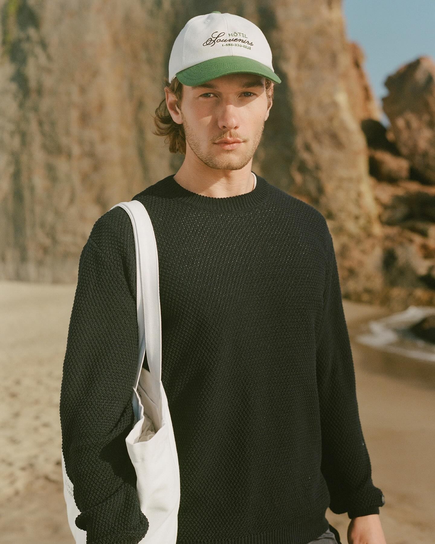 아페쎄 자운드 맛있다👅🏝️⁠
⁠
지난 주 협업을 예고했던 아페쎄(A.P.C.)와 자운드(JJJJound)의 협업 아이템군이 공개되었습니다. 여름 휴가 패션에 적합한 이번 컬렉션 제품들은 니트, 셔츠, 반바지, 손수건, 후디와 에코백 등으로 구성되었는데요. 오는 5월 14일부터 자운드와 아페쎄 온오프라인 판매처에서 구매할 수 있습니다. 두 브랜드의 인스타그램에 공개된 이미지를 슬라이드로 확인하세요.📸⁠ 이미지3