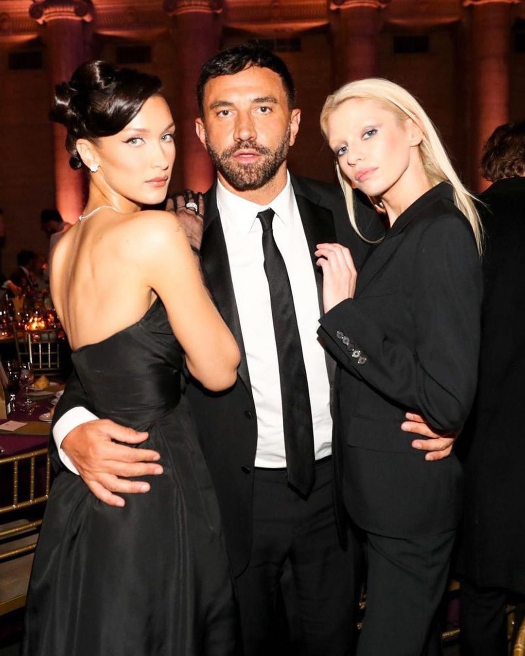 리카르도 티시, 나이키와 협업?👟✅⁠
⁠
작년 봄 컬렉션을 마지막으로 버버리의 크리에이티브 디렉터에서 사임한 리카르도 티시가 나이키와 협업을 준비 중이라는 소식입니다. 미국의 스트리트 컬쳐 매거진 컴플렉스에 따르면 리카르도 티시와 나이키의 협업 컬렉션이 2025년 봄 시즌 출시를 계획하고 있으며, 해당 컬렉션에는 다수 의류 제품과 나이키 샥스 TL 제품이 포함될 예정이라고 하는데요. 이전부터 에어 포스 1, 덩크, 에어 맥스 97등 여러 협업을 진행했으나 2018년 이후로는 협업 소식이 없었던 만큼 오랜만의 협업 소식에 스니커헤드의 관심이 집중되고 있습니다.🔥⁠ 이미지5