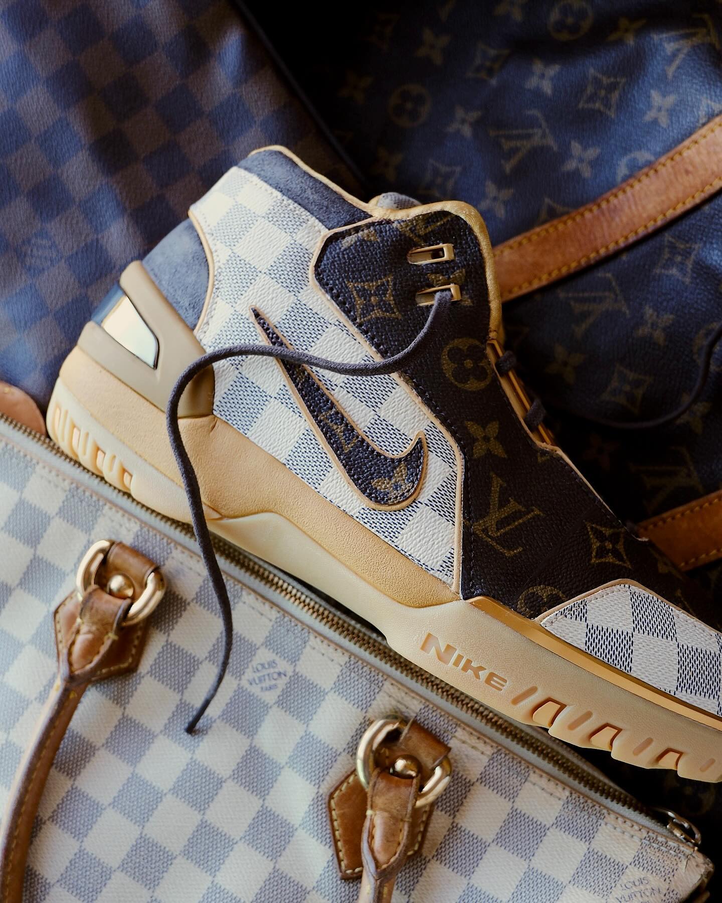 루이비통 맛 농구화✨
진짜 루이비통백을 잘라서 커스텀한 나이키 르브론👜🏀 이미지2