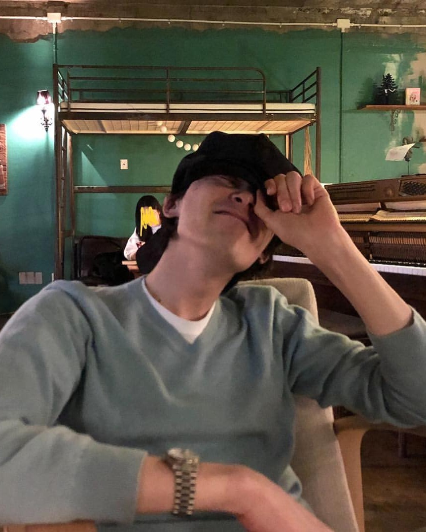 비 오니까 얇은 브이넥니트☔️ 이미지